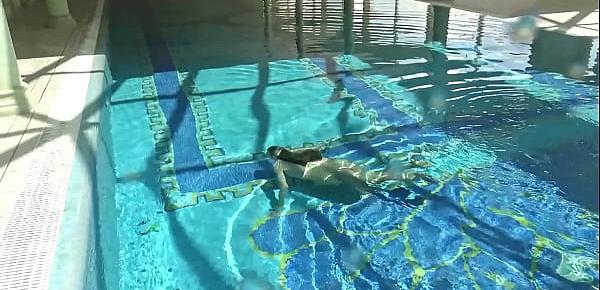 trendsHot US blondie Lindsey Cruz swims naked in the pool